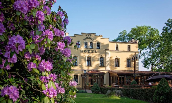 Jastrzebie-Zdroj Hotel | Explore Kompleks Dąbrówka: Pet-Friendly Retreat Awaits