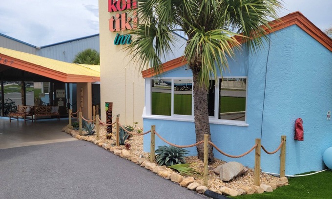 Venice Apartment | Top-Rated Kon Tiki Inn: Pet-Friendly with Pool Access