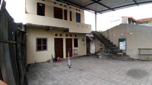 Condongcatur House | Budget-Friendly Kona Backpacker Room with Family Amenities