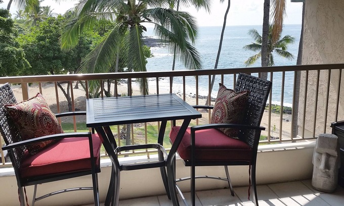 Historic Kailua Village Condo | Beachfront Kona Reef: Top Floor with Ocean View & Free WiFi