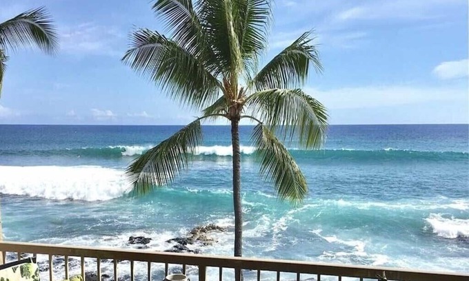 Kailua-Kona Condo | Beachfront Oasis: Kona Reef D24 with Private Lanai