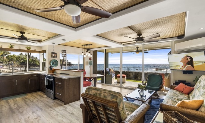 Kailua-Kona Condo | Beachfront Kona Reef: Top-Rated Ocean Views & Pool Access