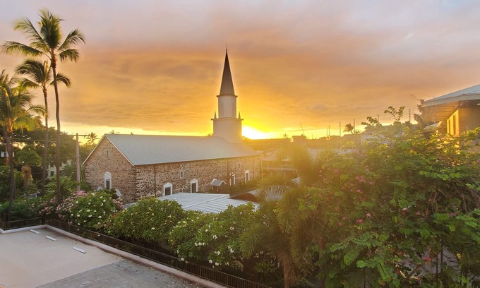 Historic Kailua Village Hotel | Discover Kona Rose's Hideaway Near Kailua-Kona Beaches