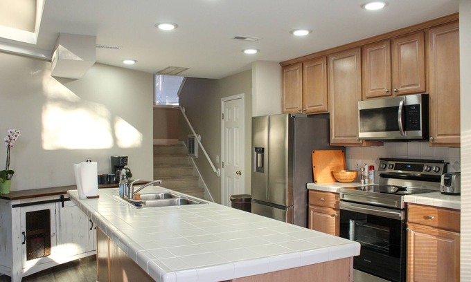 Wilmington House | Konas Loft - Modern Two Bedroom with Pet-Friendly Perks