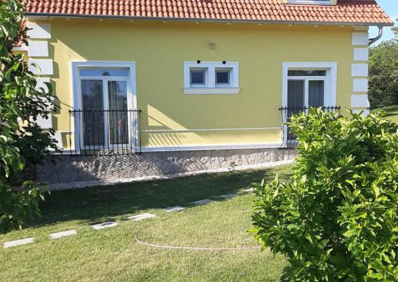 Sarvar Apartment | Guest Rated 9.5: Kondics Apartmanház with Kitchen & Child Friendly