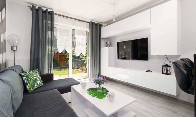 Brochow Apartment | Cozy Apartment Konduktorska with Garden and Pet-Friendly Stay