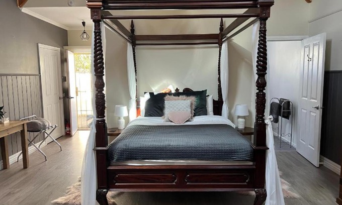 Gembrook Ski Chalet | Explore Kookaburra Cottage in Gembrook - 4-Star Comfort