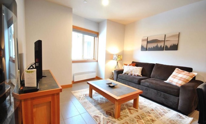 Sun Peaks Condo | Top-Rated Kookaburra Lodge 207: Cozy 1 Bedroom Condo with Steam Bath