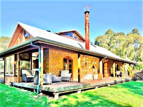 Redgate House | Discover Kookaburra Retreat: Peaceful Bush Haven
