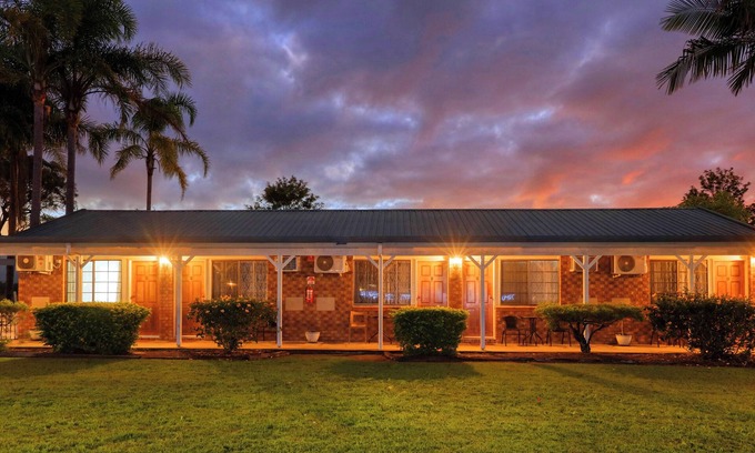 Bororen Hotel | Discover Koorawatha Homestead Motel: Rated 9.6/10 Stay