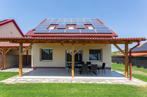 Alsóörs House | Discover Koppány Luxor Vendégház: Child-Friendly Retreat