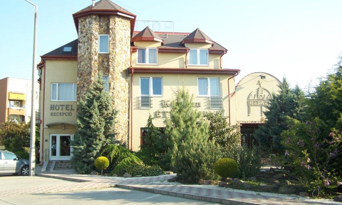Puspokladany Hotel | Welcoming Korona Hotel: Enjoy Breakfast, Hot Tub & Pets