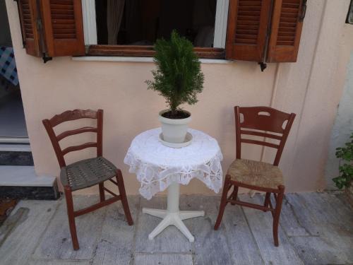 Ormos Korthiou Apartment | Seaside Haven: Korthi Central Apartment with Ocean Views
