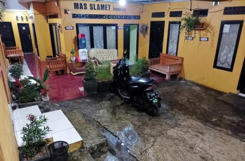 Tasikmalaya House | Discover Kosan Syariah Mas Slamet: Pet-Friendly Retreat