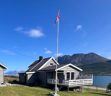 Lyngen House | Koselig hus nær sjø og fjell