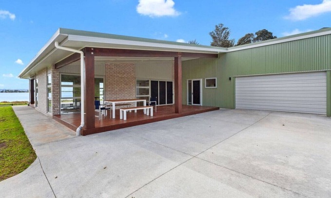 Waiotahi House | Inviting Kotare Koki: Family-Friendly with Kitchen Amenities