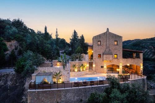 Manoliopoulo Villa | Unforgettable Oceanfront Experience at Kotinos Villa