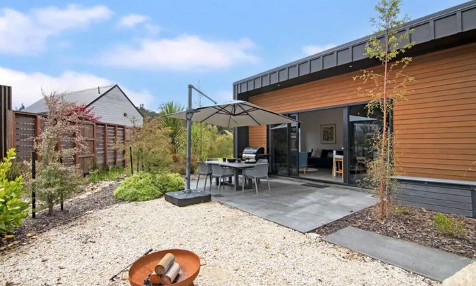 Kaiteriteri Apartment | Oceanfront Kotuku Apartment with Spa & Family-Friendly Perks