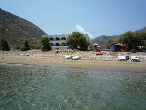 Apollonas Hotel | Explore Kouros: Oceanfront Oasis with Pet-Friendly Amenities