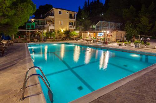 Xirokastello Apartment | Discover Kouros Hill: Family-Friendly with Pool & Hot Tub