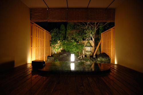 Izu Nagaoka Onsen Hotel | Experience Kouyurou Ikawa: 4-Star Hotel with Hot Tub