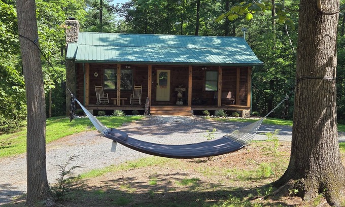 Reva Cabin | Kovi Bear Cabin near Shenandoah NP, wineries & restauraunts with Wi-Fi