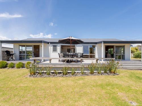 Matarangi House | Relaxing Kowhai Retreat - Child Friendly Matarangi Holiday Home