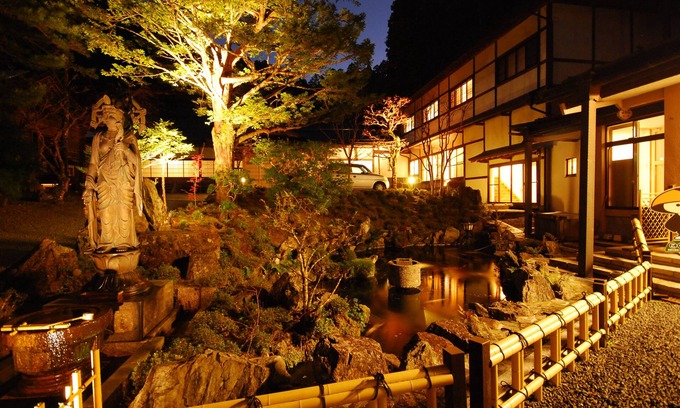 Koyasan House | Eco-Friendly Koyasan Syukubou Fudouin with Hot Tub & Breakfast