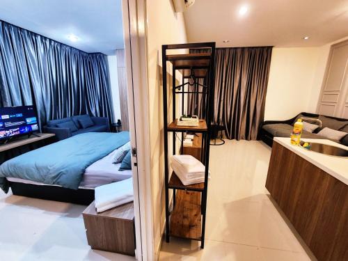 Batu Lintang Apartment | Book Kozi Square Twin Room with Free Wi-Fi & Ocean View