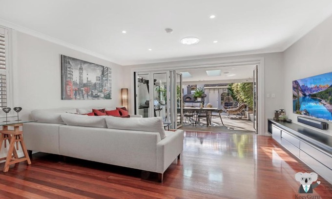 Redfern Apartment | KOZYGURU Redfern: Unique 5-Bed House for Families