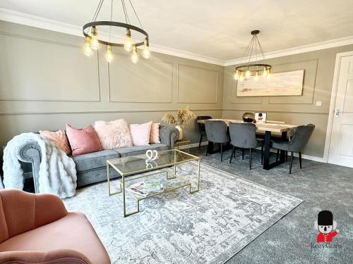 Warrington Apartment | Cozy Warrington Designer 3-Bed Retreat for Families