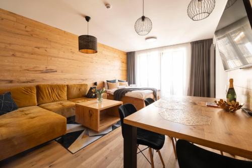 Spindleruv Mlyn Apartment | Indulge in Královské Apartmány with Spa & Hot Tub