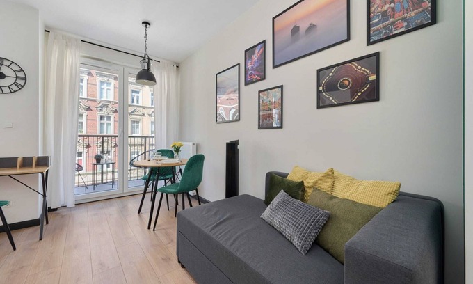 Srodmiescie Apartment | Modern Studio with Balcony in Wroclaw Nadodrze