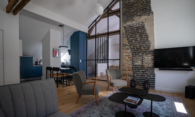 Reims City Centre Apartment | Elegant KRAFFT Hotel: Central Location with Double Bathtub