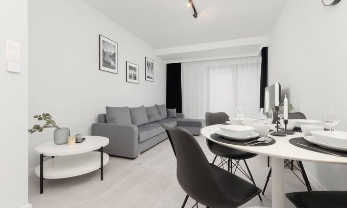 Lodz Apartment | Modern Comfort at Krakowska 48: Pet-Friendly & WiFi