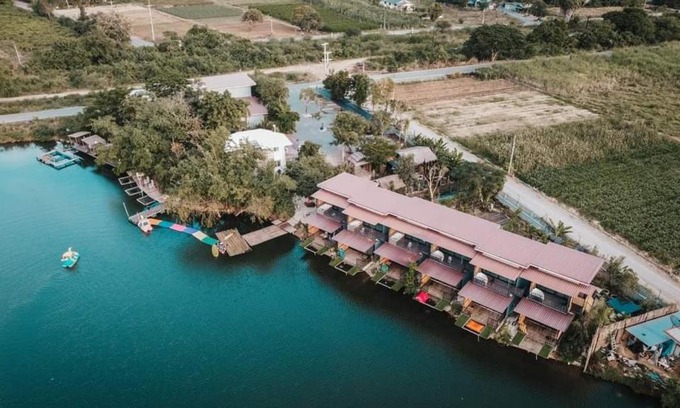 Kamphaeng Saen House | Cozy Kram Farmstay: Pet-Friendly Retreat with Hot Tub