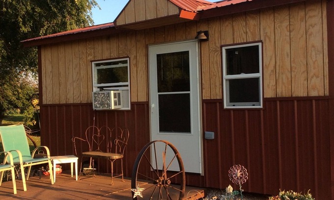 Newcastle Cabin | Cozy Krell’s Korral Tiny Cabin with Kitchen - Rated 9.6/10