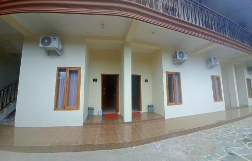 Pacitan House | Budget-Friendly Kresna Guesthouse with Breakfast & Family Amenities