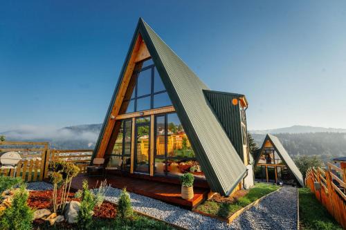 Vatra Dornei Villa | Relaxing Heights: Oceanfront Retreat with Spa & Hot Tub
