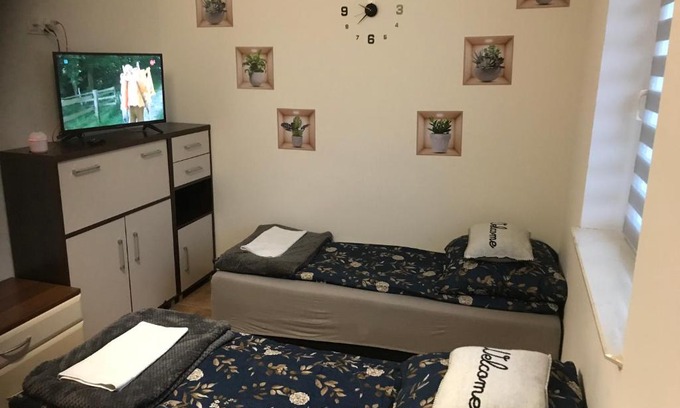 Kajetany Apartment | Cozy Kris Apartment: Pet & Child Friendly Retreat