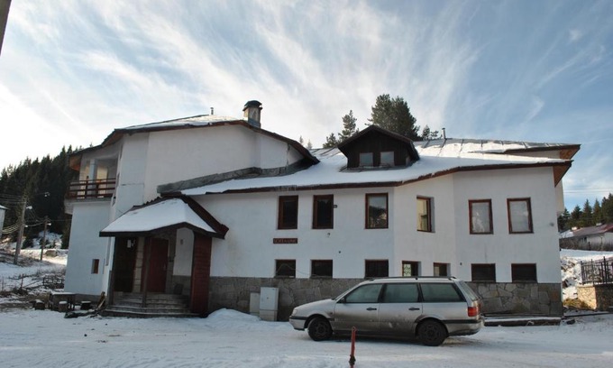 Stoykite House | Cozy Kris Guesthouse: Family-Friendly with a Hot Tub