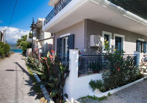 Lygia House | Pet-Friendly Retreat at Kris&Strato's Studio - 10/10 Rated