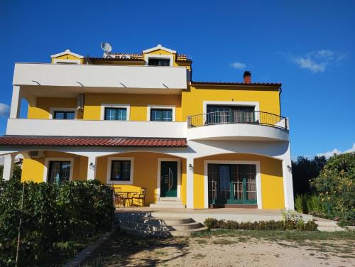 Gradina House | Cozy Krka Ivan: Top-Rated Stay with Hot Tub & Kitchen