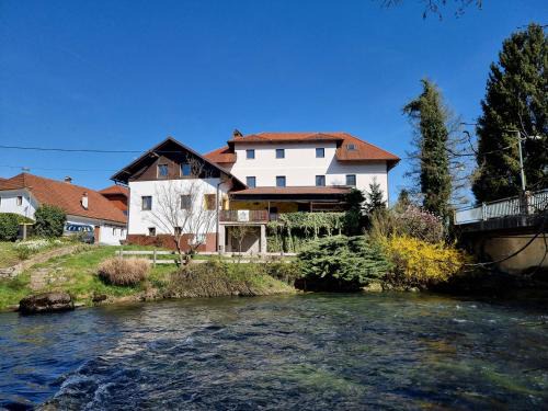 Krka Hotel | Discover Krka River Lodge: Pet-Friendly with Great Amenities