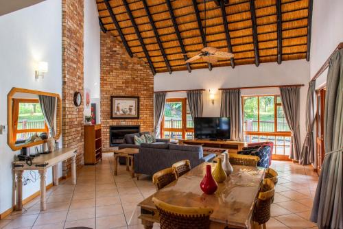 Hazyview Apartment | Discover Kruger Park Lodge Unit No. 239 with Pool & Dining