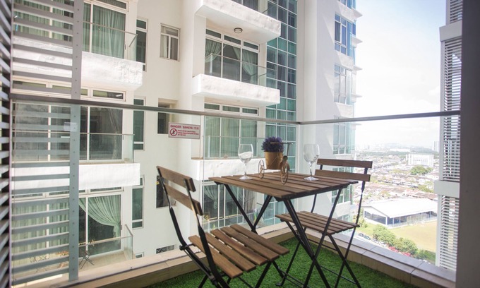 Taman Century Apartment | Family-Friendly KSL D'esplanade Residence with Pool & Breakfast