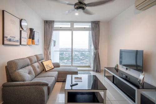 Taman Century Apartment | Relaxing KSL JB City Suite: Netflix, WIFI & Great Amenities