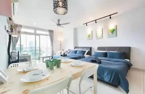 Taman Century Apartment | Convenient KSL Mall Stay with WiFi, Hot Tub & 24/7 Support