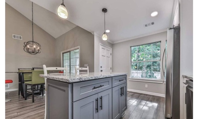Kennesaw House | KSU, Lake Allatoona, Top Chop baseball complex, Yamaha and Lakepoint mins away!