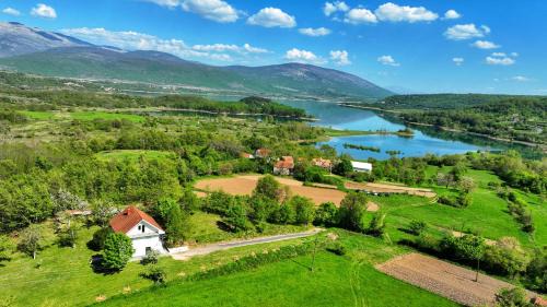 Vrlika Apartment | Family-Friendly Retreat: Kuća za odmor Elena, Rated 9.8